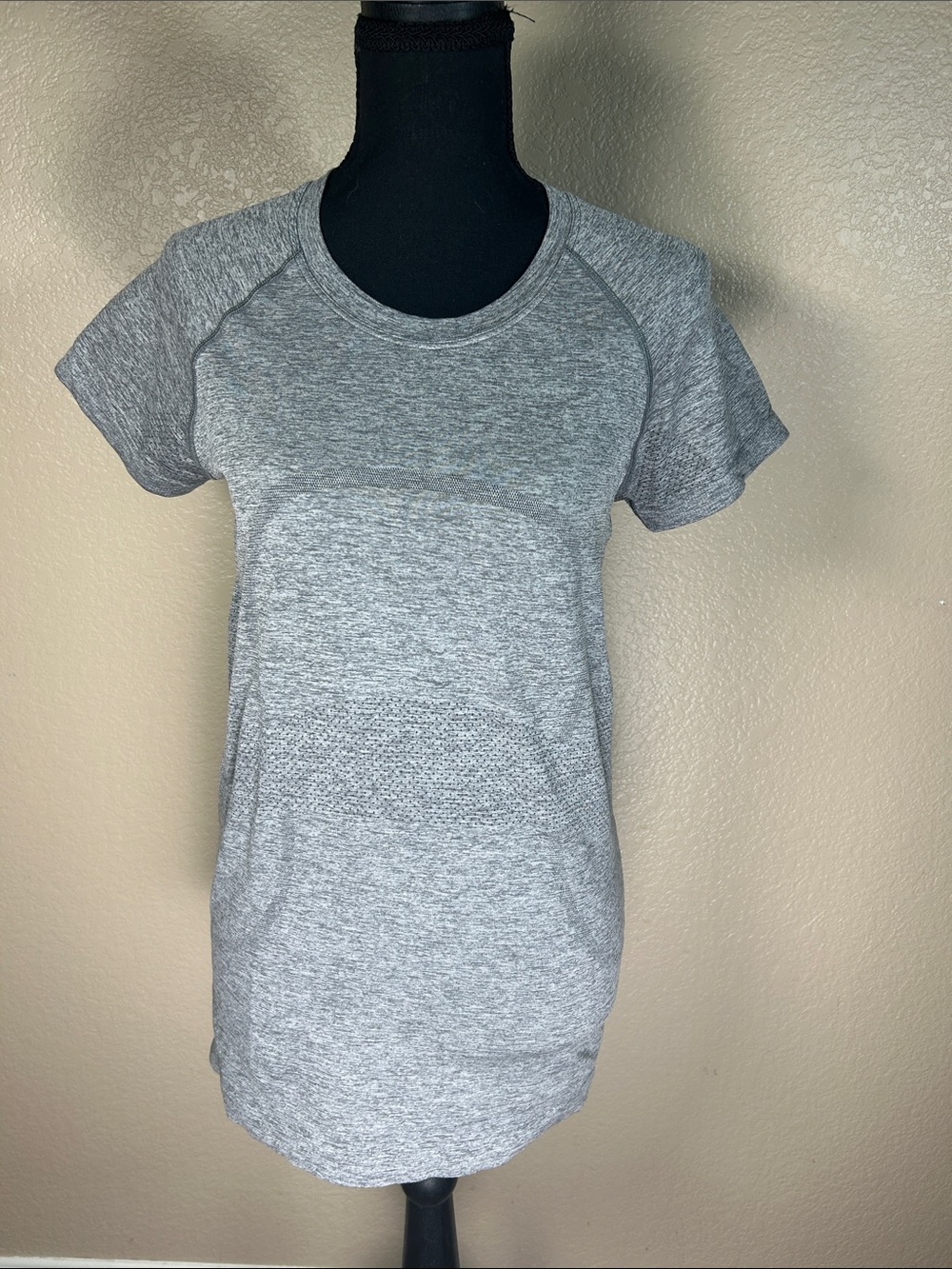 Lululemon Athletica Gray Heather Performance Short Sleeve Tee Size 8